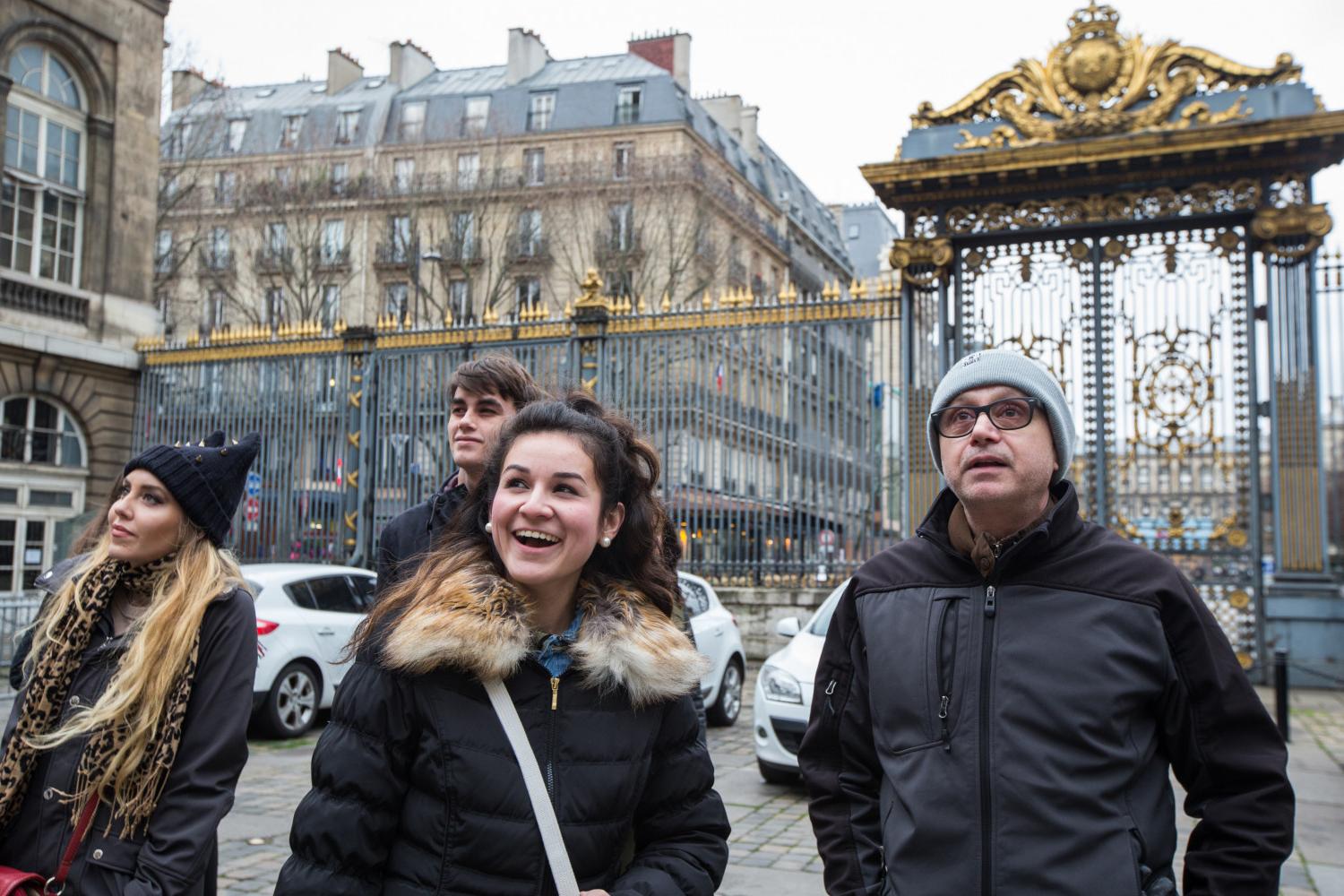 <a href='http://65bv.mokmingsky.com'>全球十大赌钱排行app</a> French Professor Pascal Rollet leads students on a study tour in Paris.